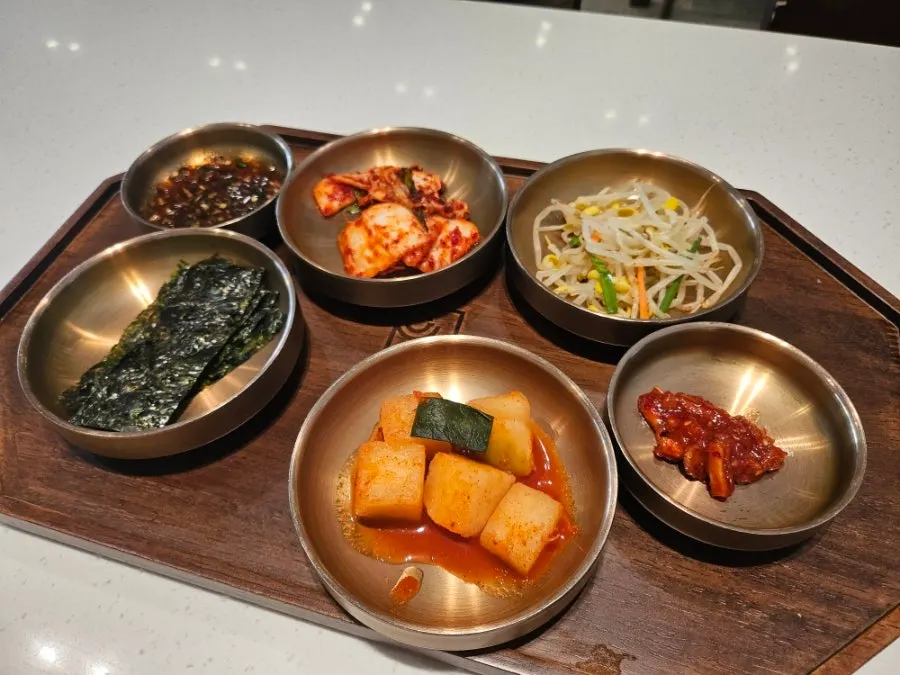 세팅된 테이블과 수저