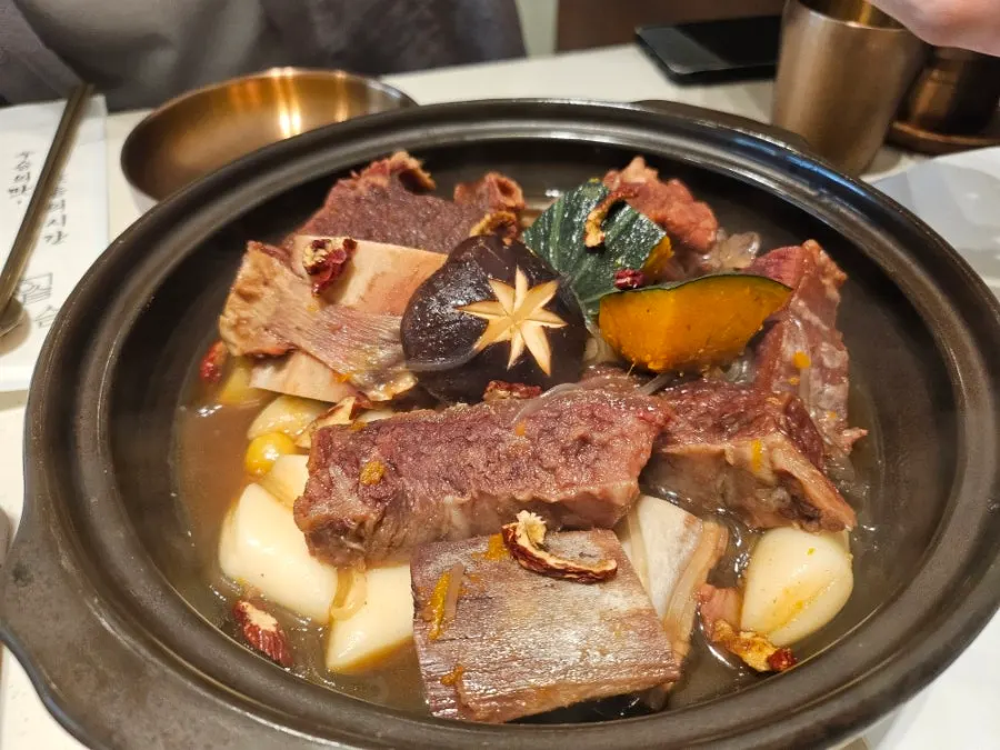 기본으로 나온 정갈한 반찬 한 상