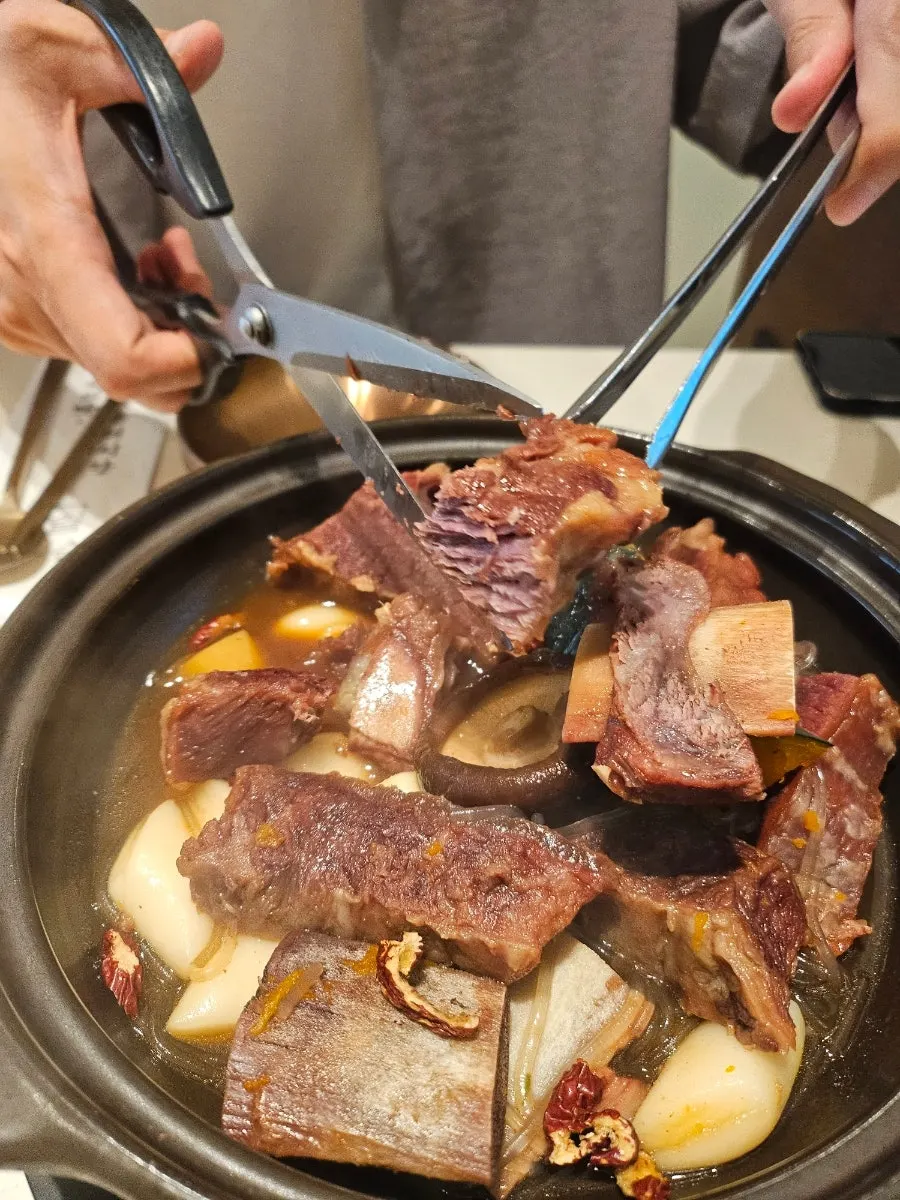 양념이 잘 배인 갈비찜 클로즈업