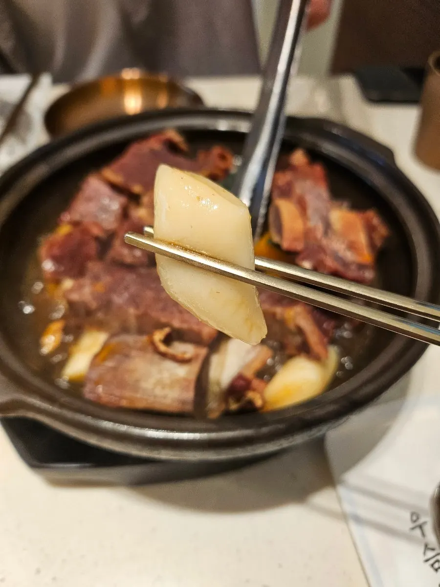 젓가락으로 찢어지는 부드러운 갈비 고기 결