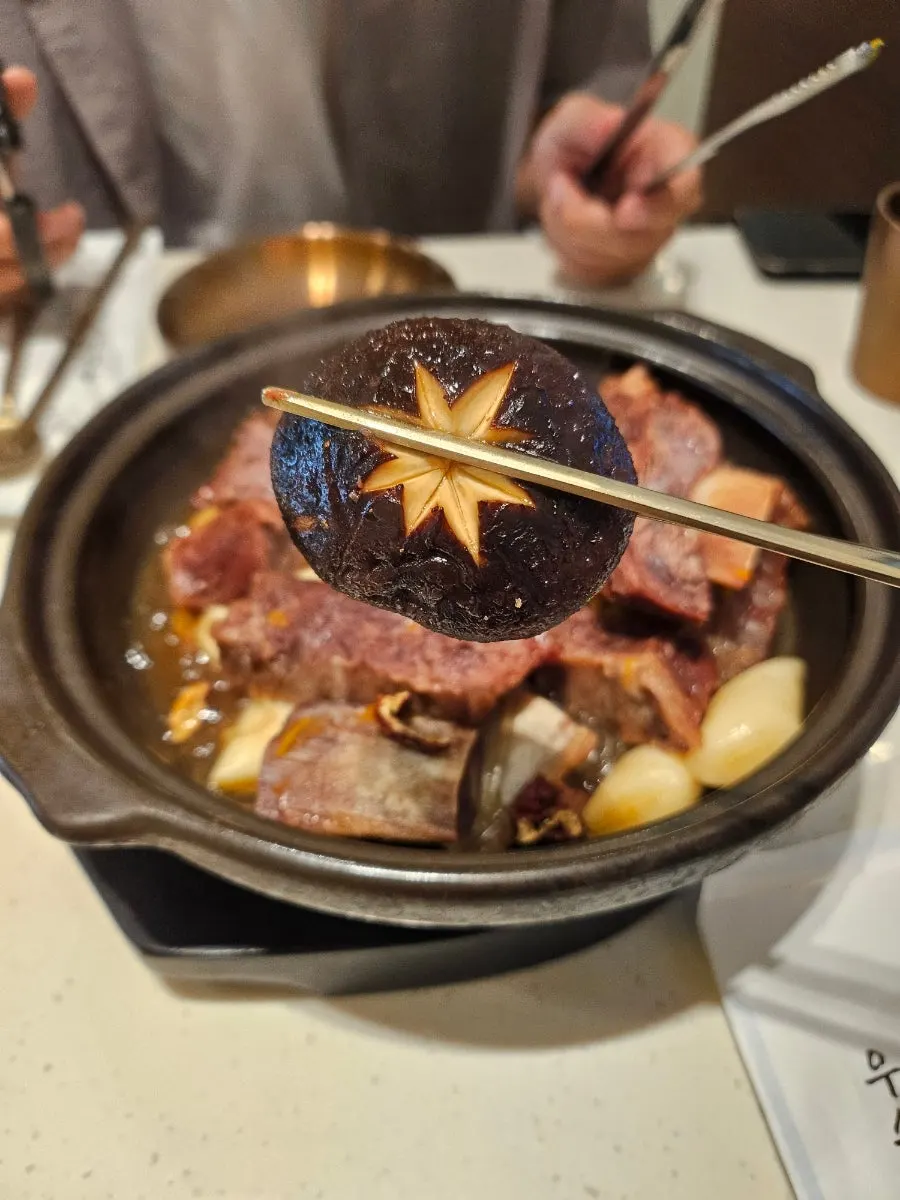 한 입 크기로 자른 갈비찜 고기