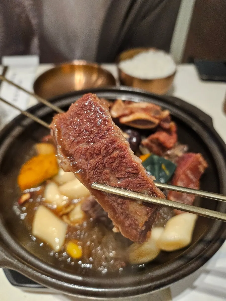 쫀득한 떡 사리가 들어간 갈비찜