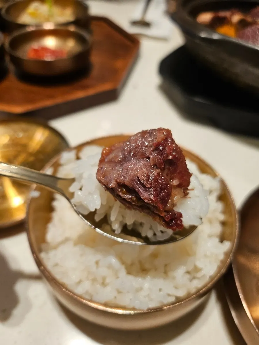 갈비찜과 반찬을 곁들인 식사