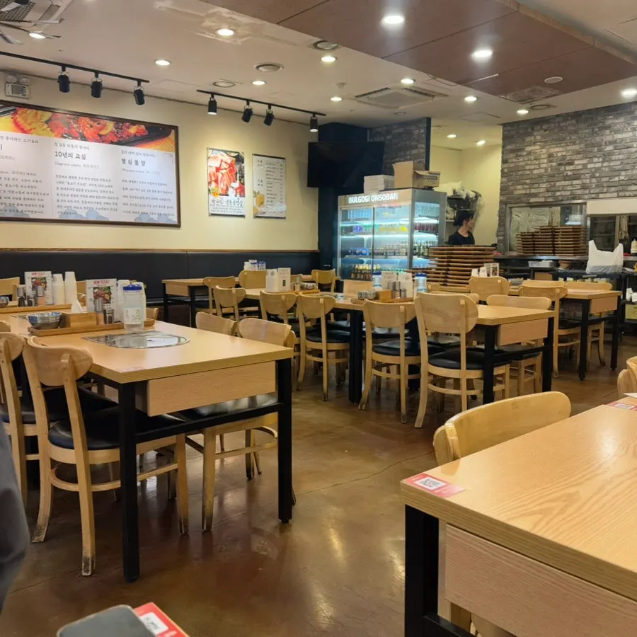 Ample tables at Bulgogi On Soban