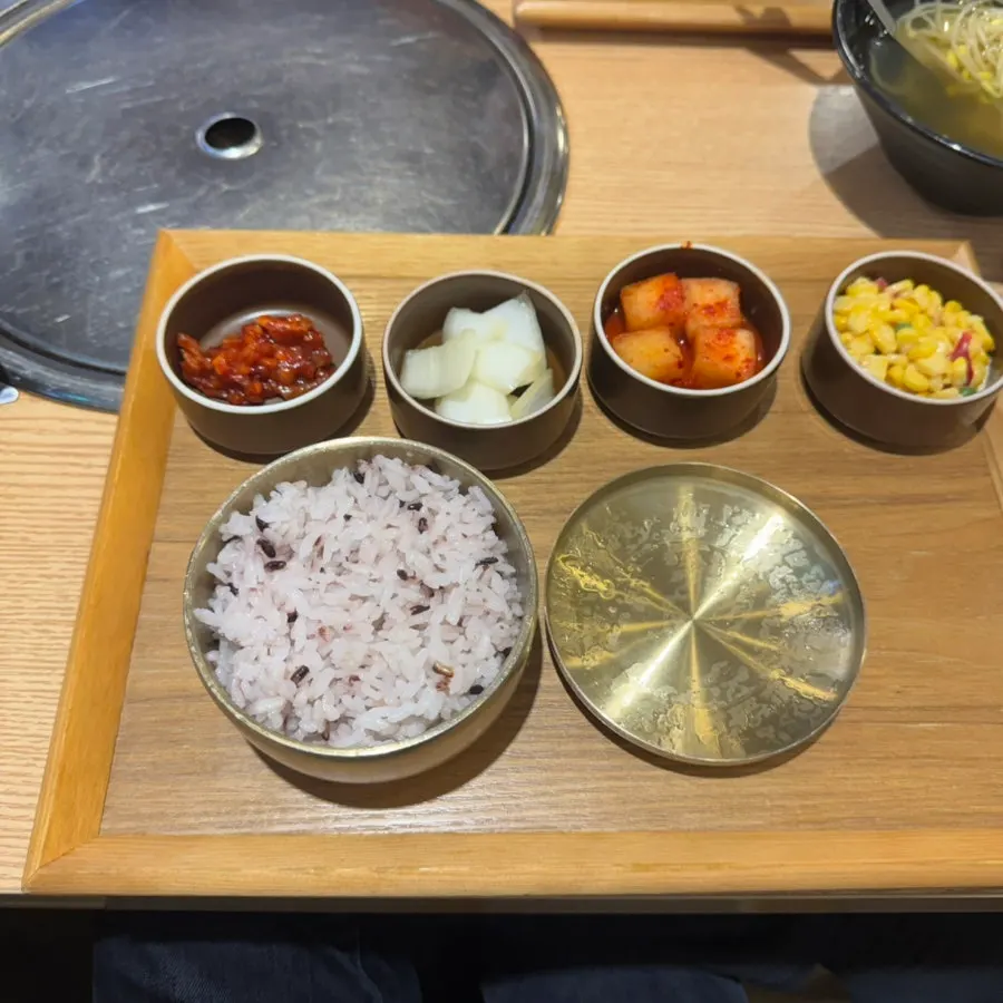 Individual meal tray served after ordering bulgogi