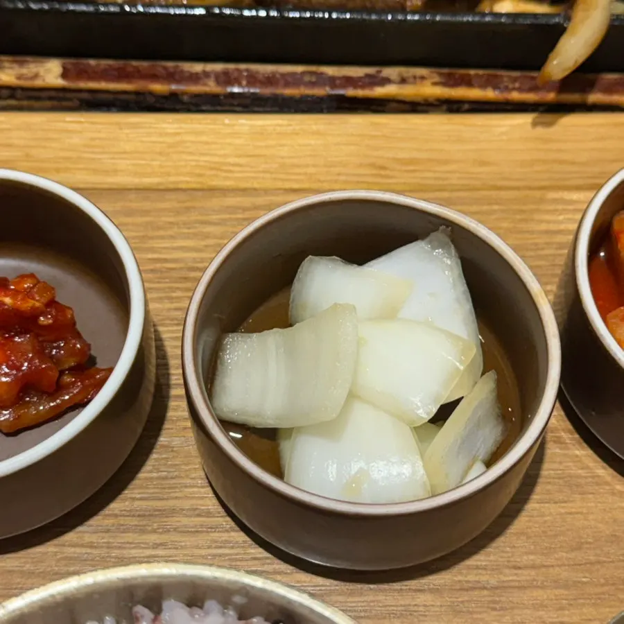 Side dishes including pickled onions and kkakdugi
