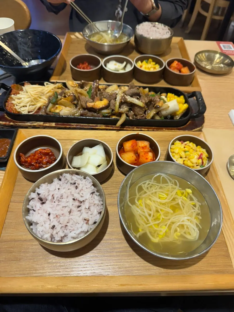 Bulgogi served sizzling on a hot plate with vegetables