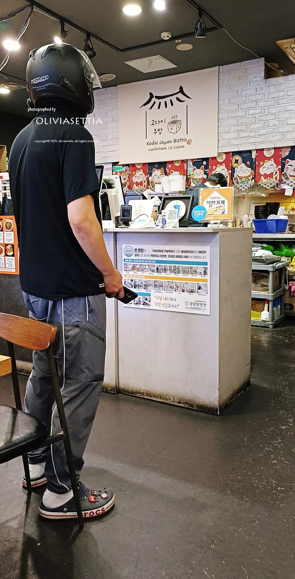 냉모밀과 돈까스, 부타동이 함께 놓인 테이블