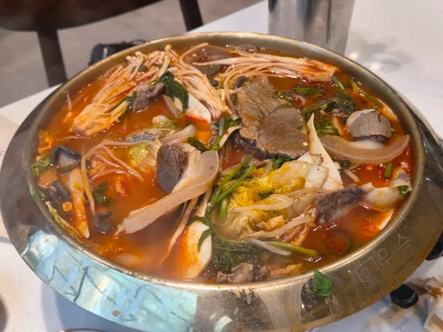 푹 끓여진 한우 해장전골 국물