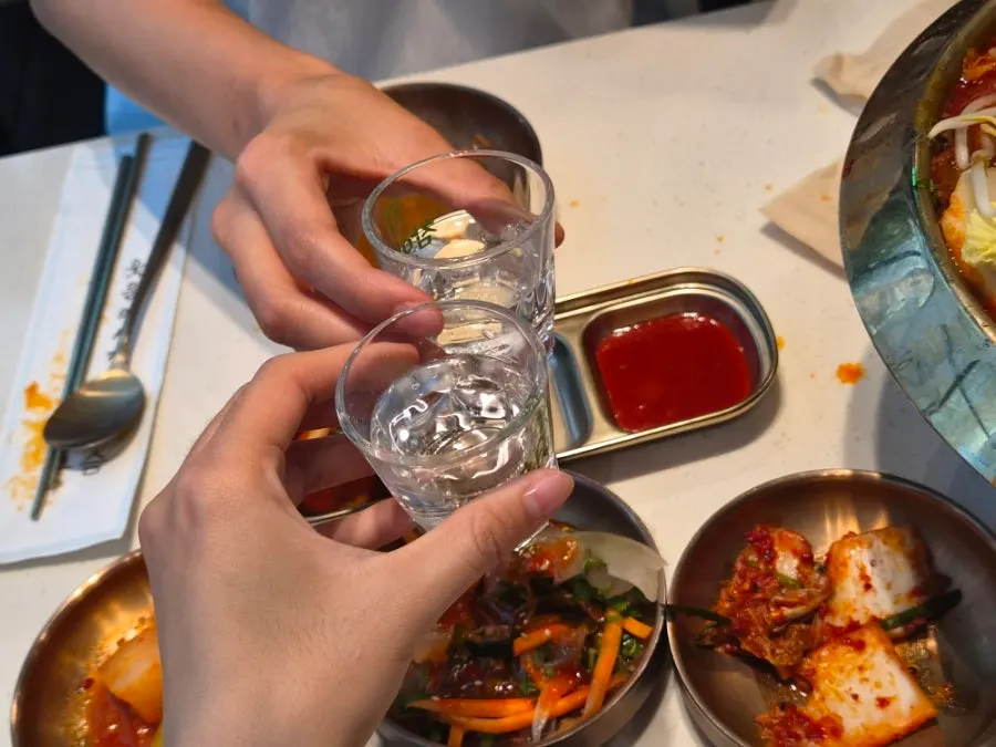 가득 채운 소주잔