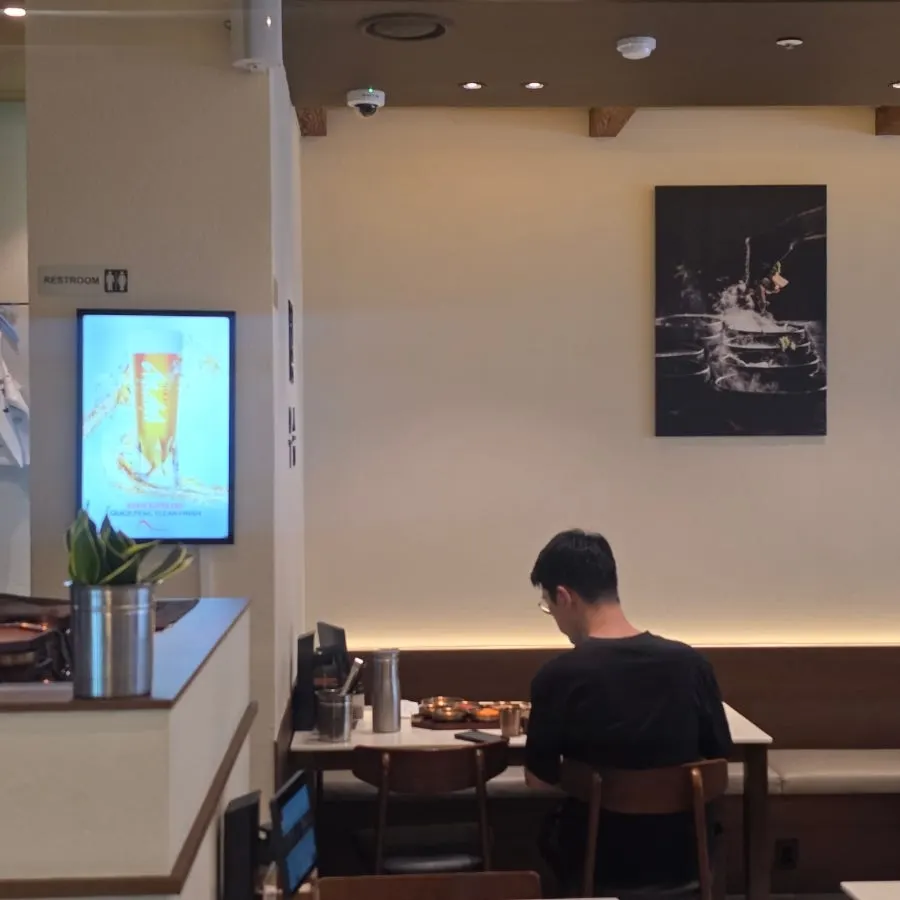 우슴 판교점 정갈한 홀 내부
