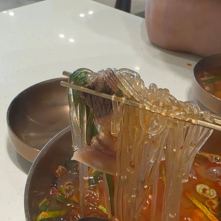 국자로 떠올린 해장곰탕 국물
