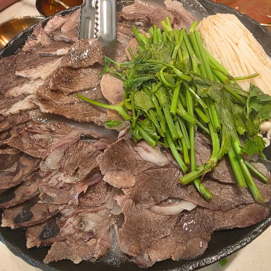 김이 오르는 한우수육 한 접시