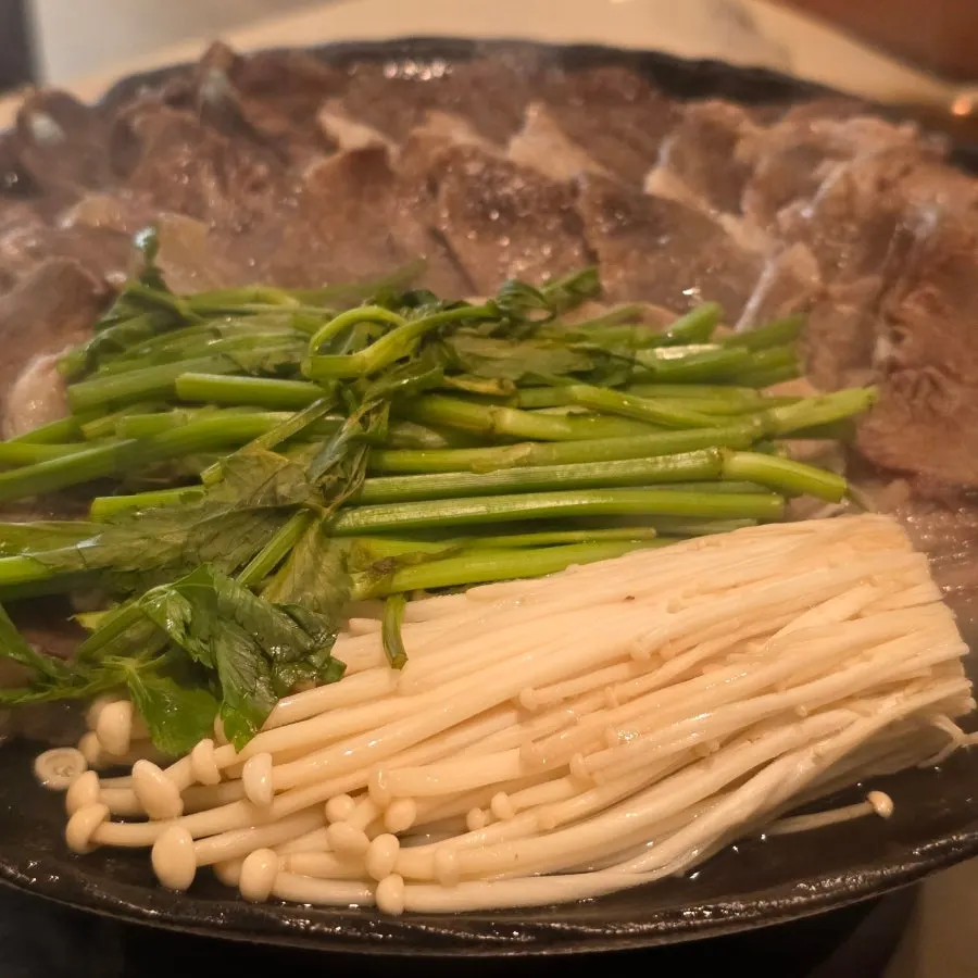 특제 소스에 찍은 한우수육 한 점