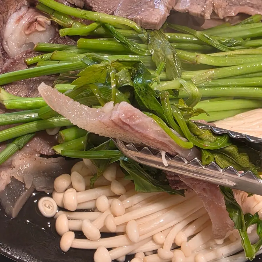 미나리와 버섯을 올린 한우수육 쌈