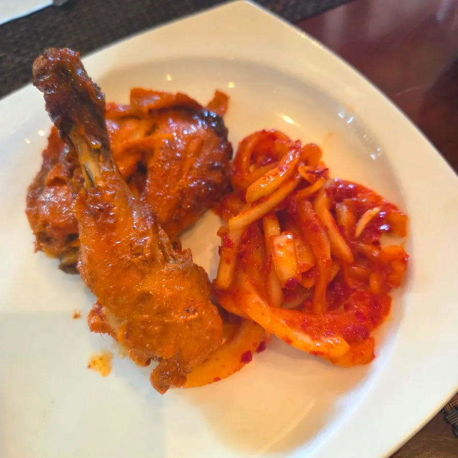 Tandoori chicken served with seasoned onions