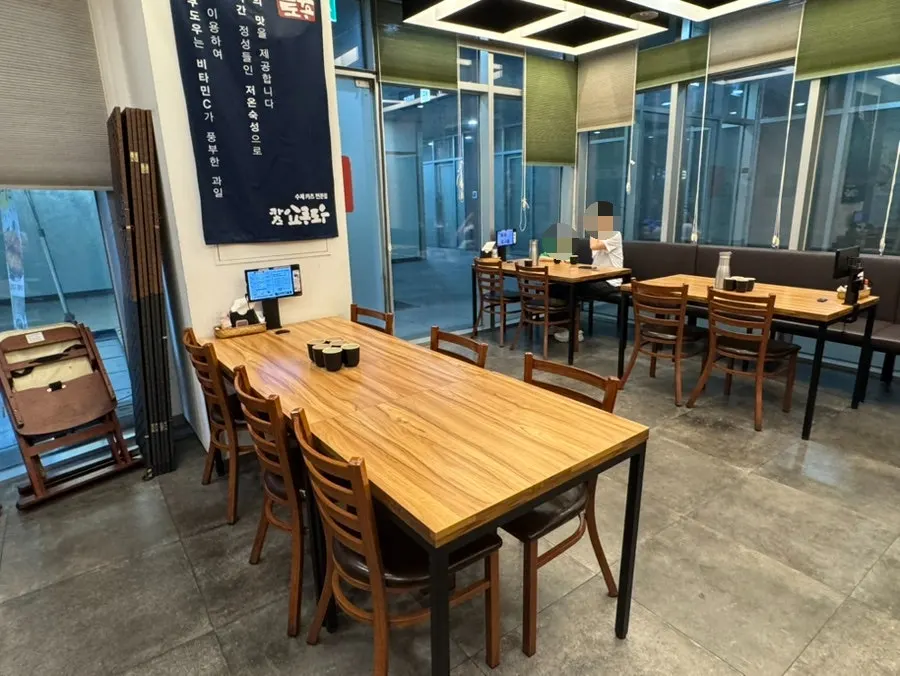 Spacious, clean dining hall of the Pangyo tonkatsu restaurant