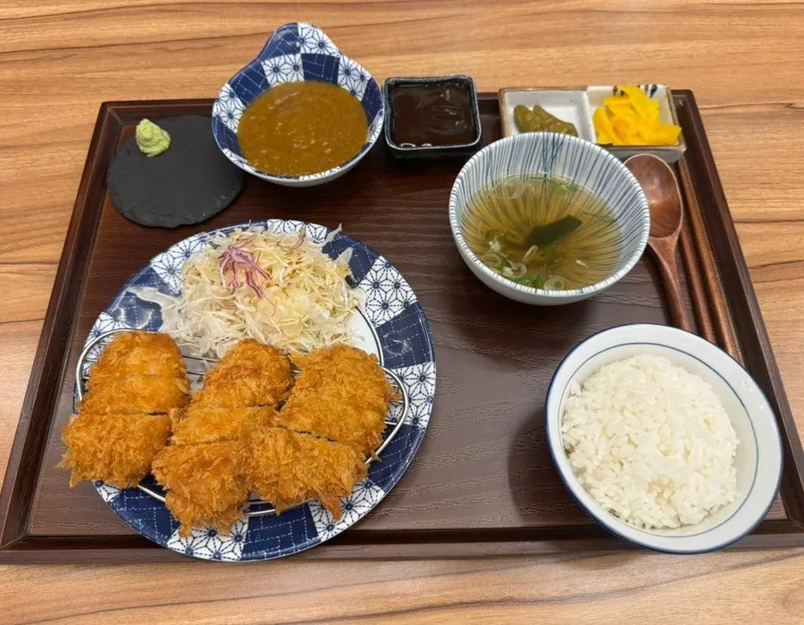 Table setting for the hire katsu single order