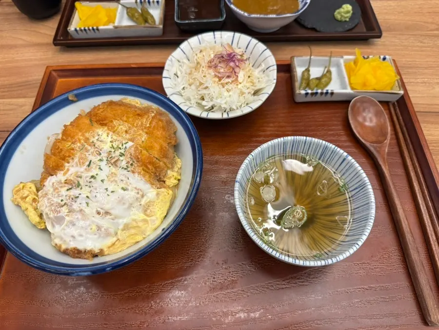 A bowl of loin katsu don