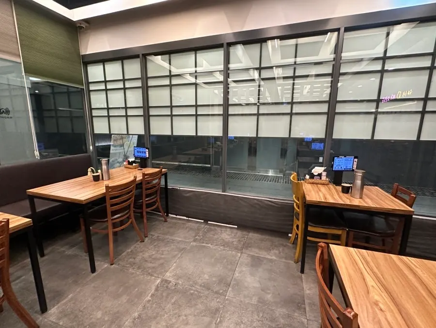 Front area with bar seats for solo diners