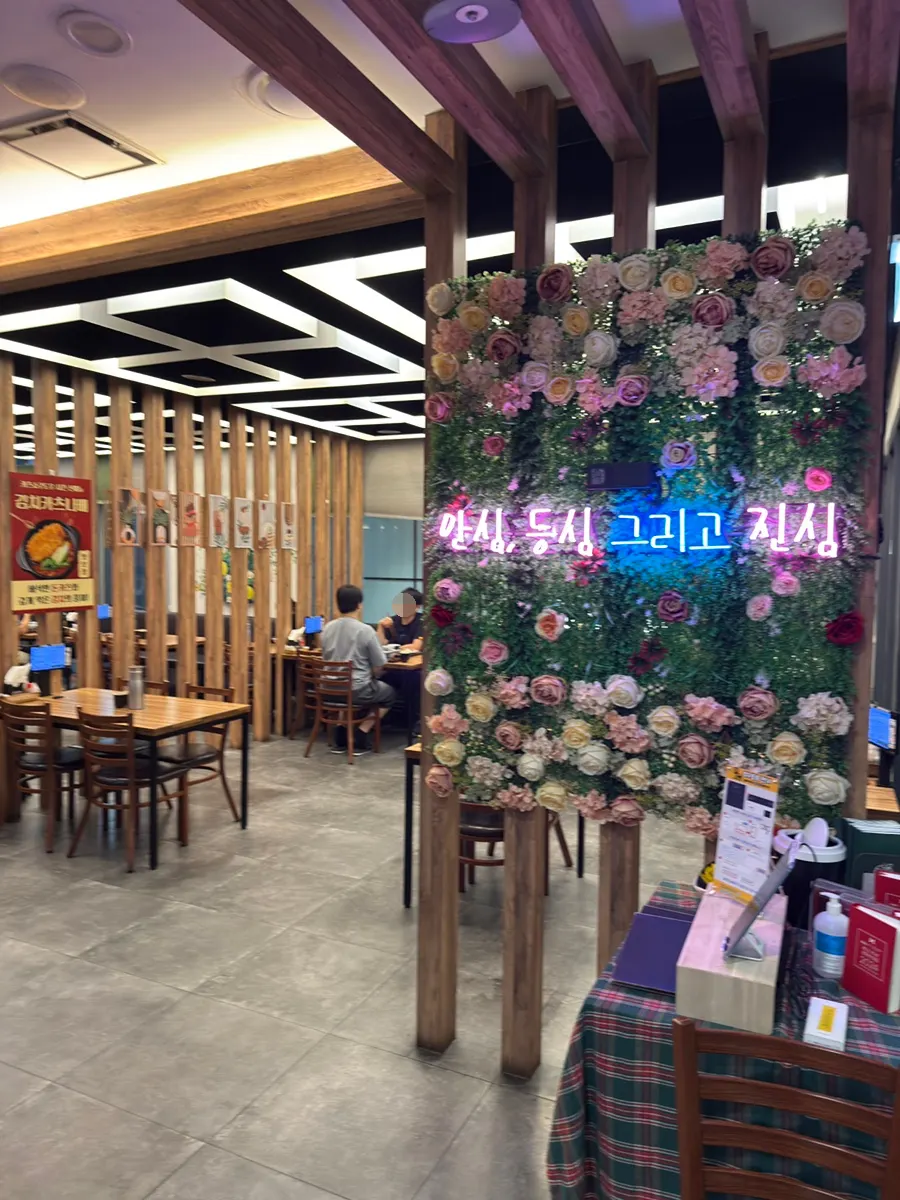 Table seating with solo and four-person tables at the tonkatsu restaurant