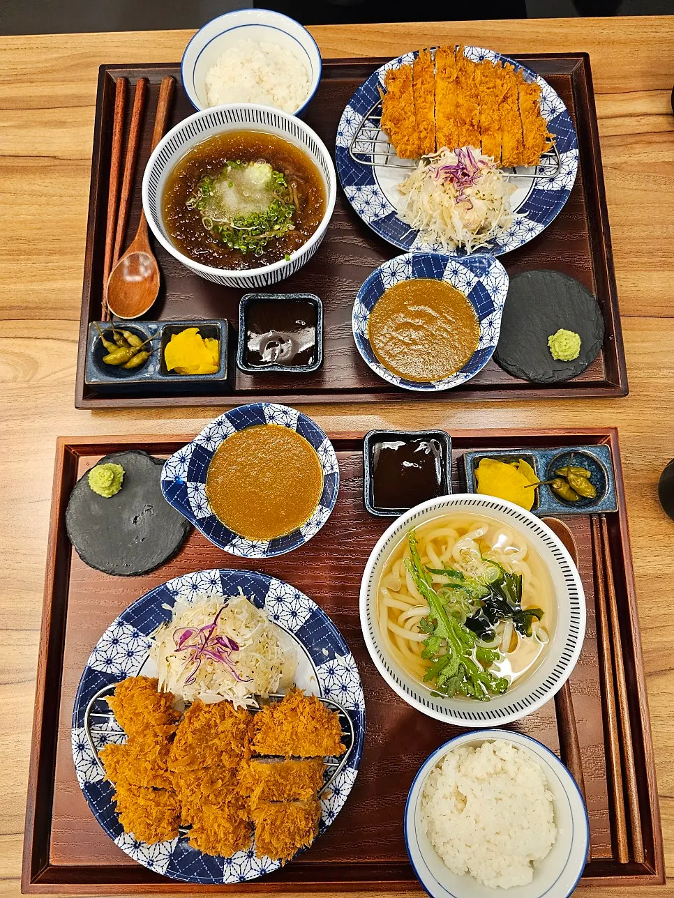 쟁반에 담겨 나온 정식 2인세트 한 상