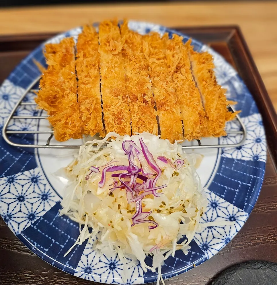 두툼하게 썰린 로스카츠 접시