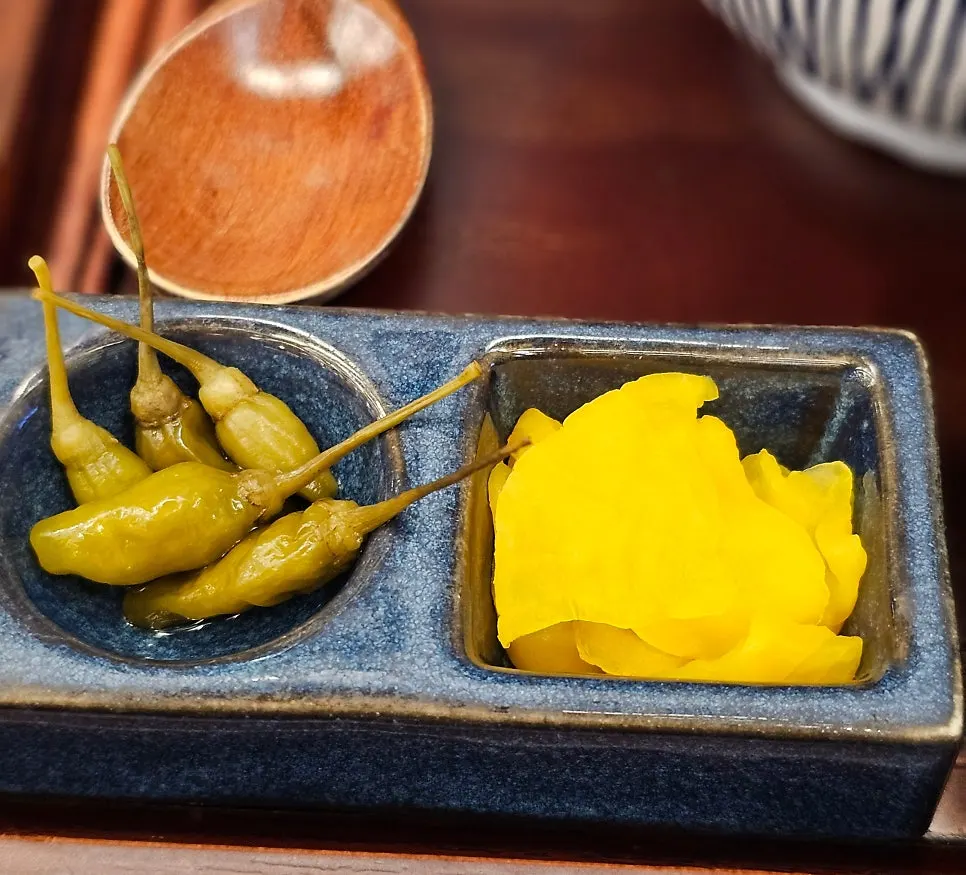 카츠동, 카레, 우동, 나베가 있는 메뉴판