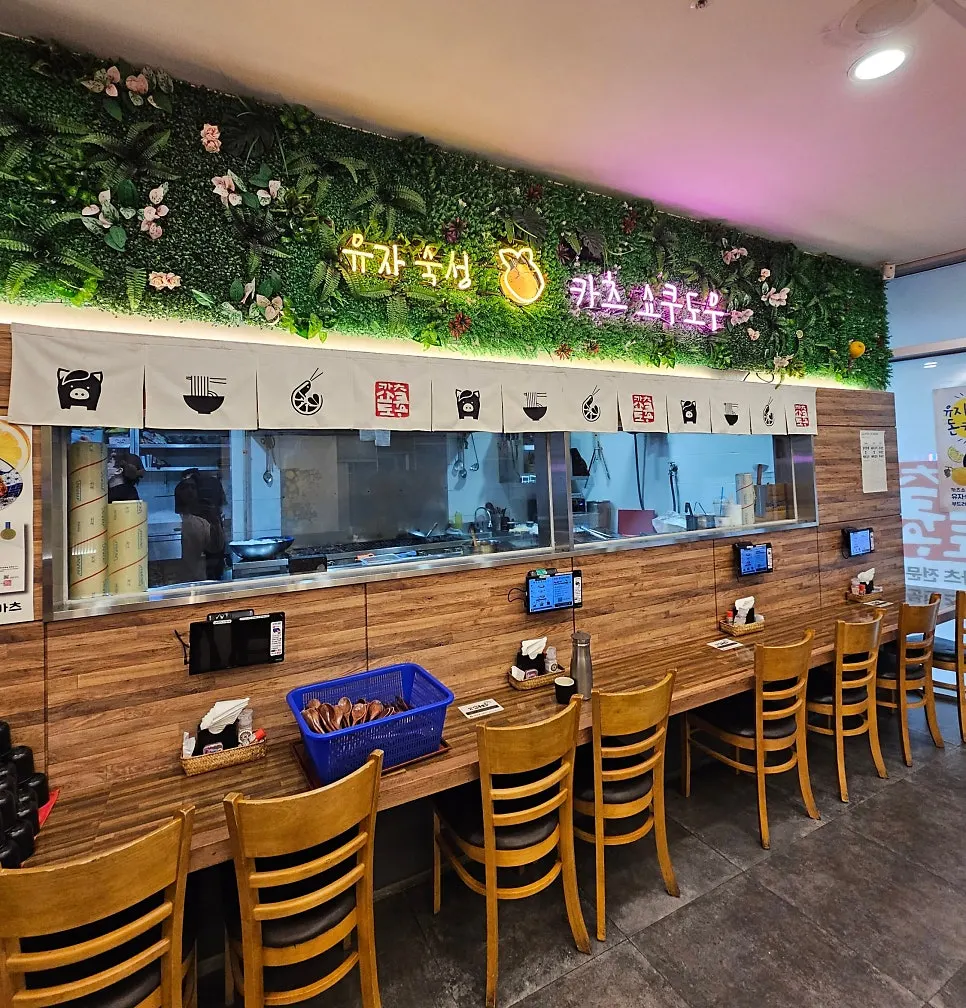 식사 중인 정식 2인세트 테이블