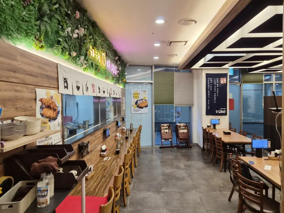 Spacious 4- and 6-person wooden tables
