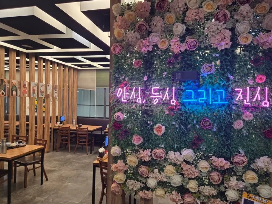 정갈한 매장 내부와 바 테이블 좌석