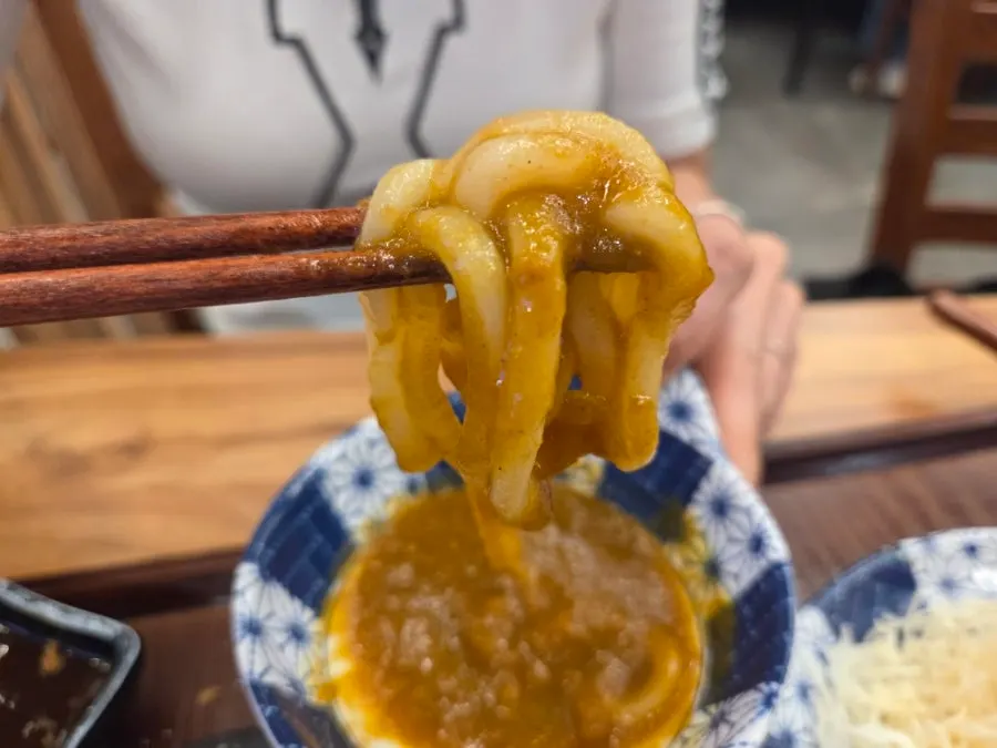 우동 면을 카레에 비벼 먹는 조합
