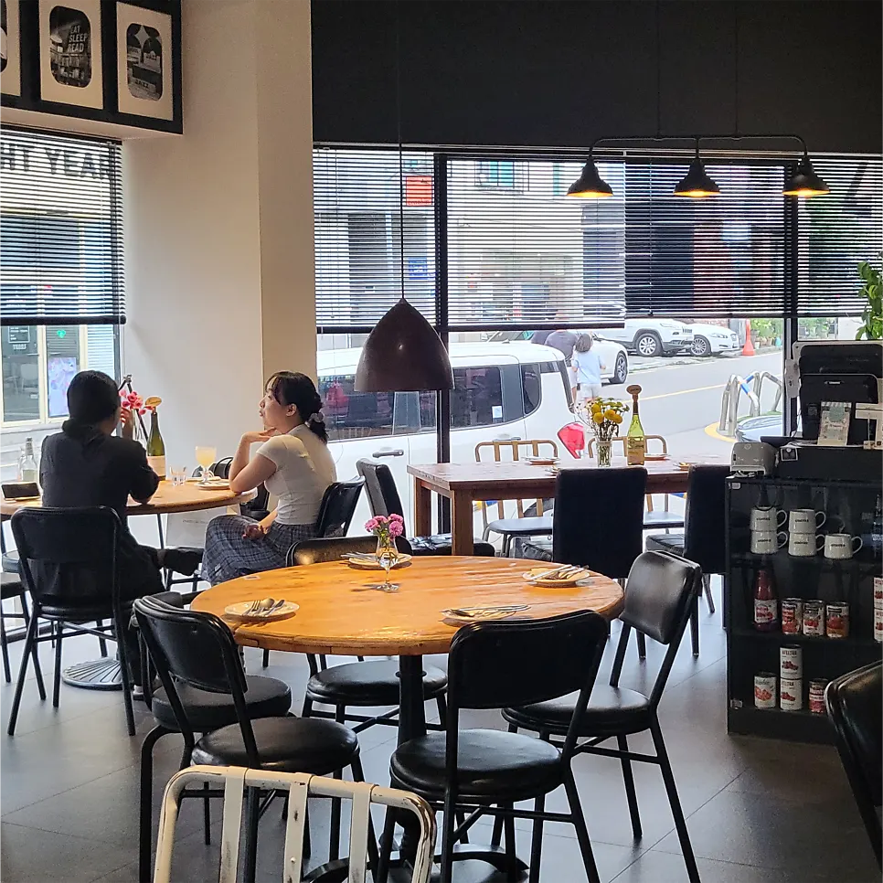 앤도버 테라스 식사 공간