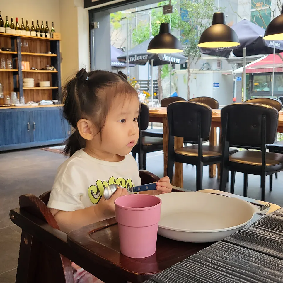 생화 장식이 놓인 창가 테이블