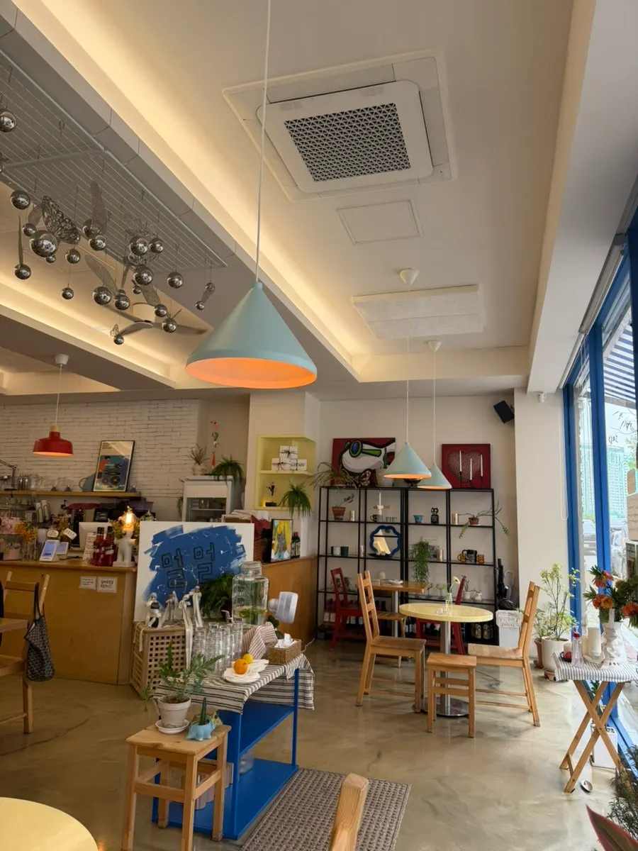 The refreshing atmosphere inside Meolmeol Pangyo