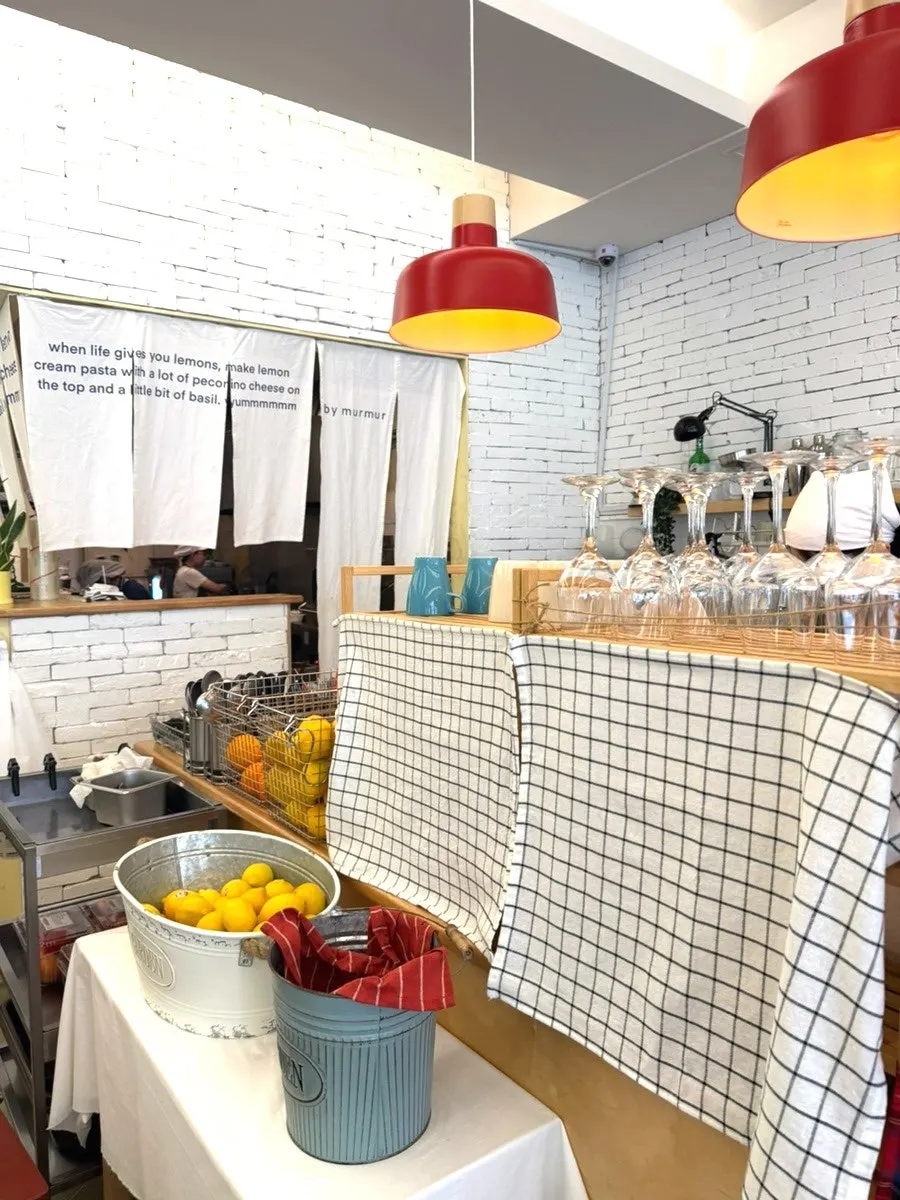 Meolmeol Pangyo interior with lemon accents