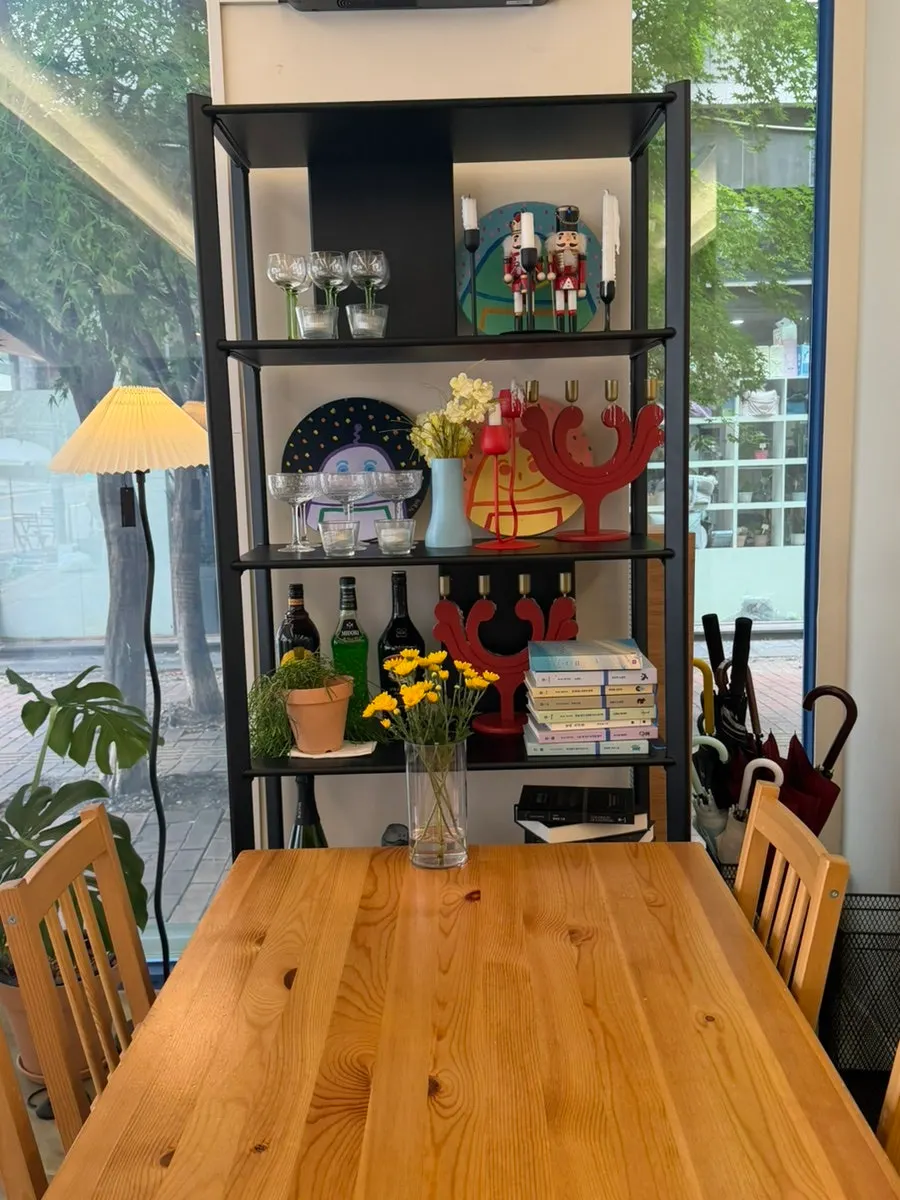 The stylish atmosphere at Meolmeol Pangyo