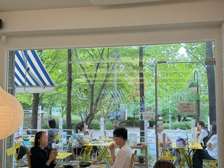 The spacious seating inside Meolmeol Pangyo