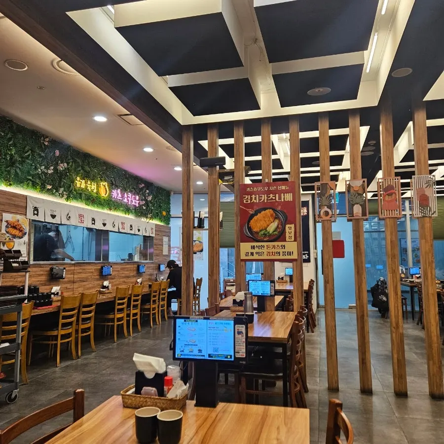 ランチタイムに会社員が食事するのに良さそうな店内座席