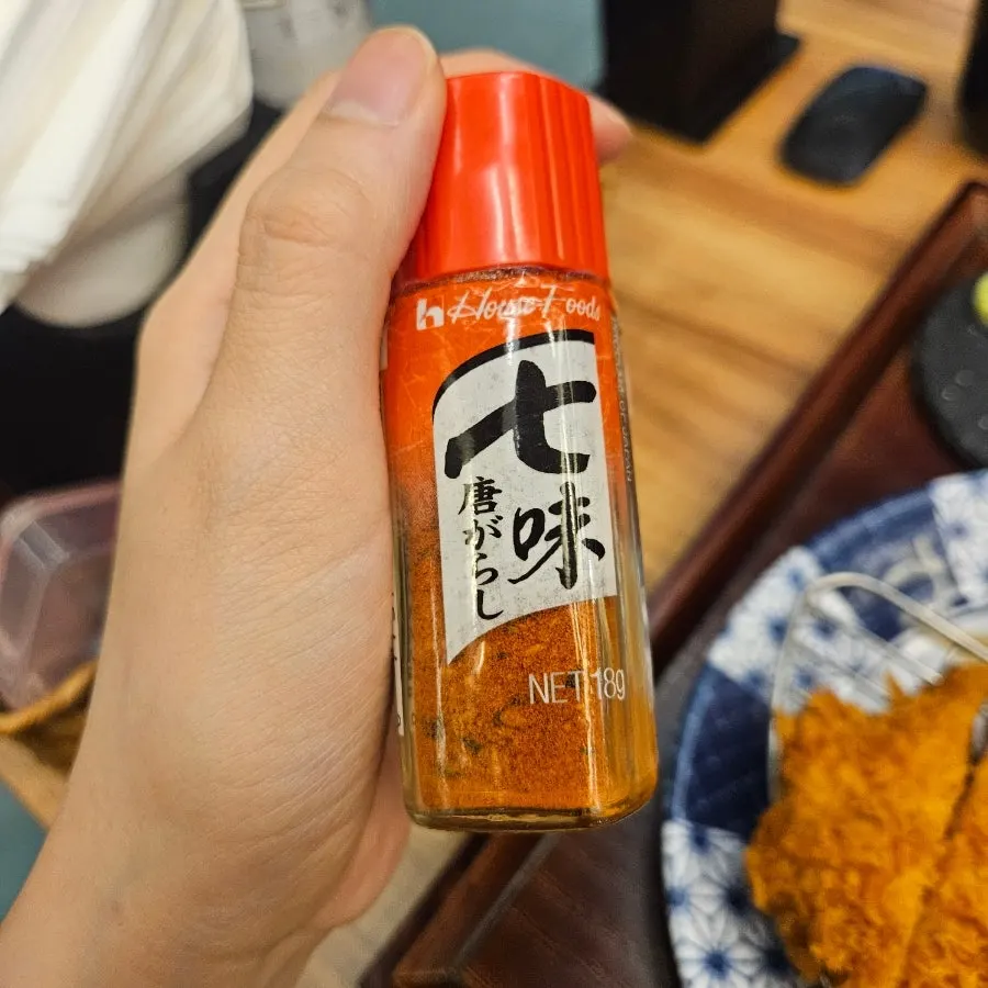赤い調味料と調味料のセッティング