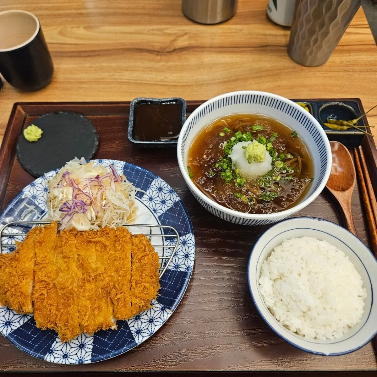 とんかつとそばが一緒に出てきたロツカツ定食一式