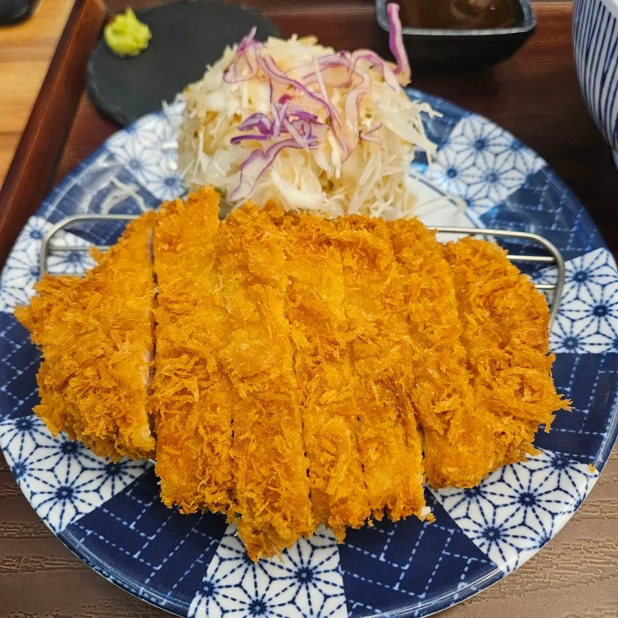 ご飯と麺が一緒に出てくる定食の構成