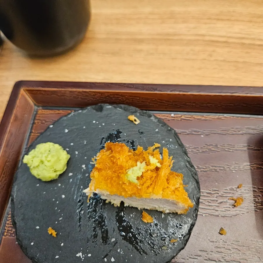 わさびとピンク塩を添えたとんかつ