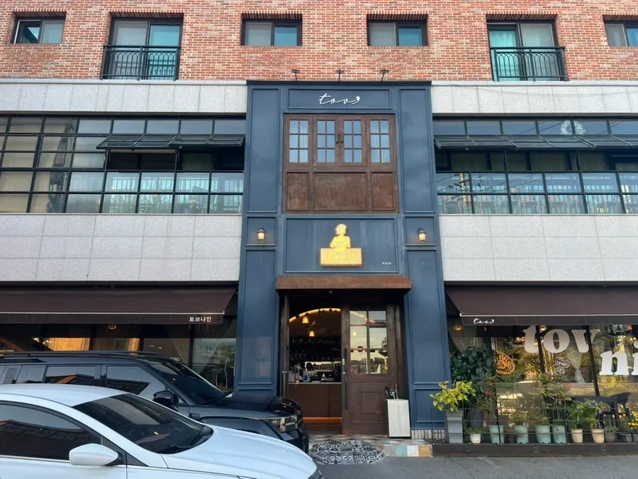 토브나인 판교 본점 건물 외관과 앞 주차장