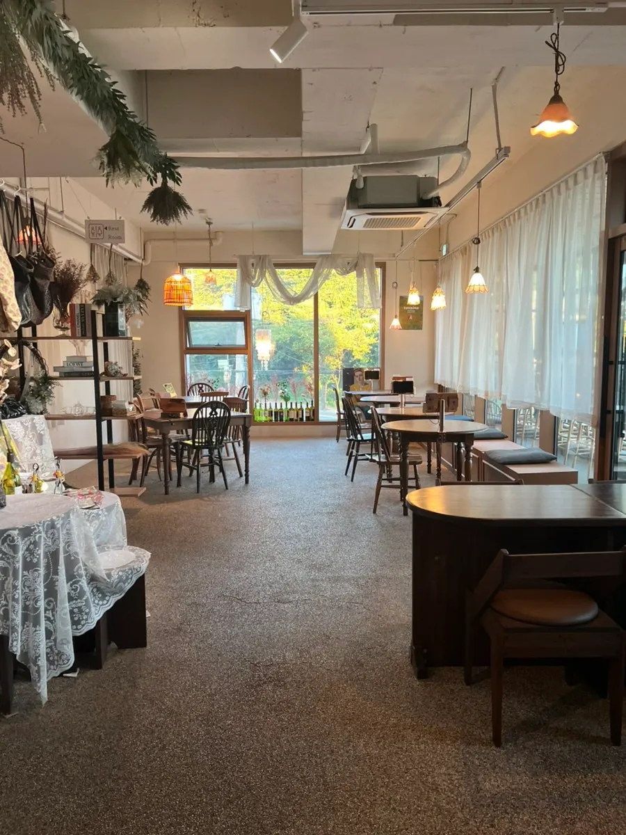 토브나인 1층 좌석과 따뜻한 조명