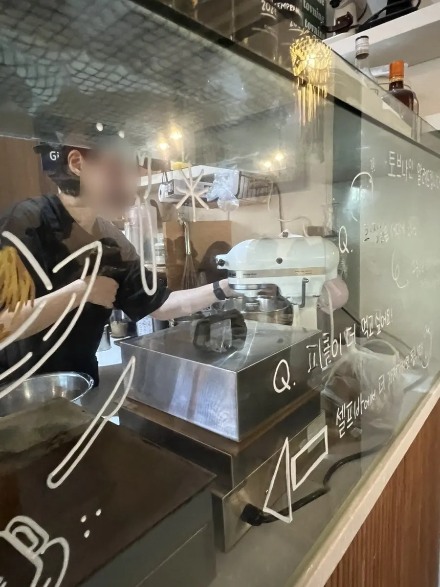 오픈 키친에서 구워지는 수플레 팬케이크