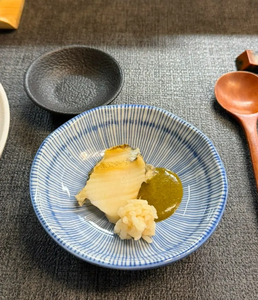 게우 소스를 곁들인 전복 요리