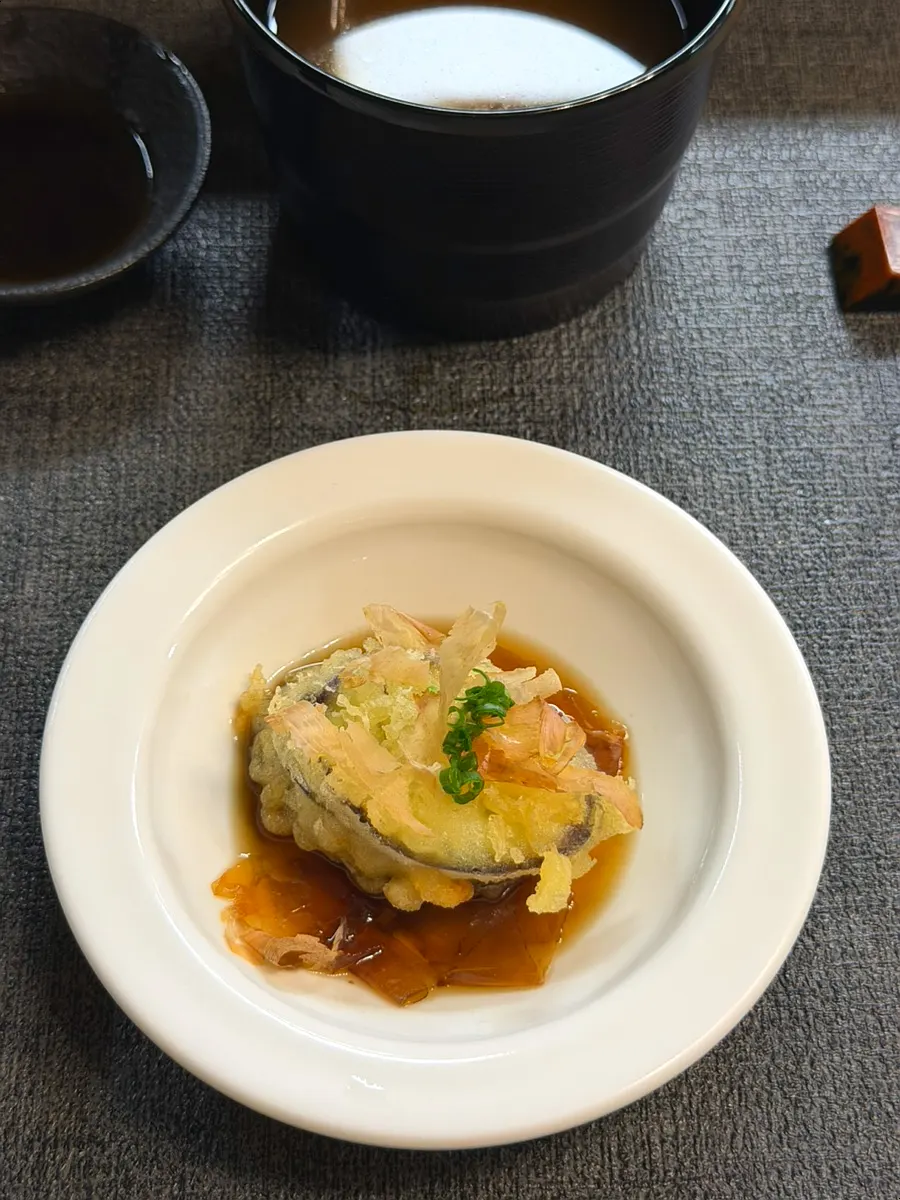 볏짚 훈연 어린 참치에 바질 페스토를 올린 스시