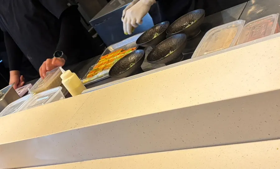 Open kitchen and counter seats at Kkweda Pangyo branch