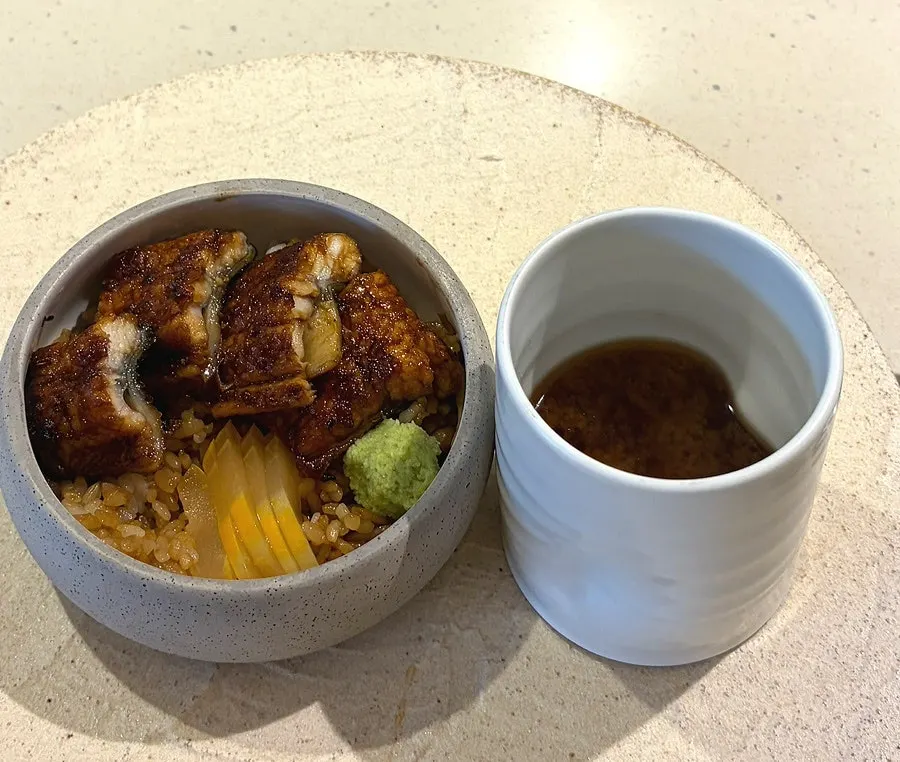 A bowl of eel donburi